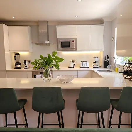 Three Bedroom Apartment By Beautiful Park